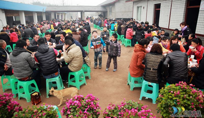 年味浓泸州:专合社农民欢聚“团年宴”(图)(图4) 年味浓泸州:专合社农民欢聚“团年宴”(图)(图4)