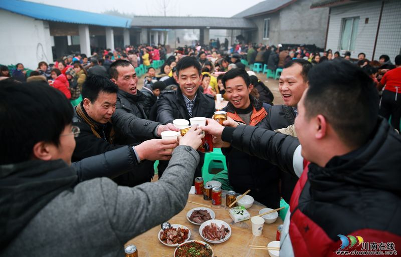年味浓泸州:专合社农民欢聚“团年宴”(图)(图6) 年味浓泸州:专合社农民欢聚“团年宴”(图)(图6)
