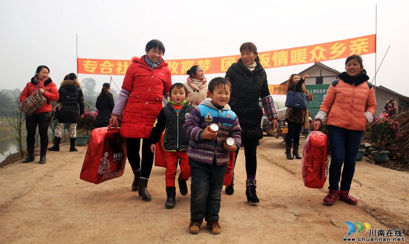 年味浓泸州:专合社农民欢聚“团年宴”(图)(图11) 年味浓泸州:专合社农民欢聚“团年宴”(图)(图11)