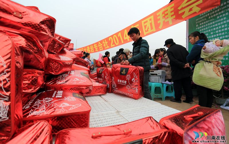 年味浓泸州:专合社农民欢聚“团年宴”(图)(图9) 年味浓泸州:专合社农民欢聚“团年宴”(图)(图9)