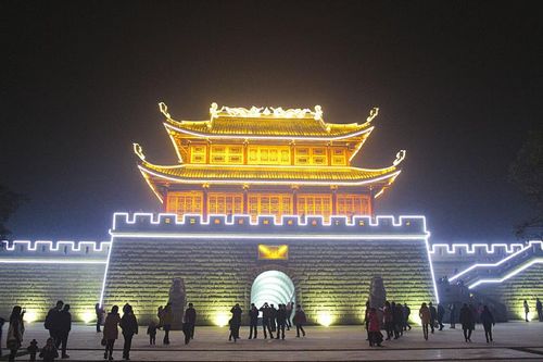 新景点泸州"东大门"昨晚亮灯 市民组团拍照(图1) 新景点泸州"东大门"昨晚亮灯 市民组团拍照(图1)