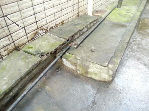 疑因小孩踩断管道所致&nbsp;泸州一幼儿园附近燃气泄漏(图1)