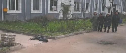 泸州10岁小娃窨井盖旁玩鞭炮&nbsp;当场被炸飞(图)(图1)