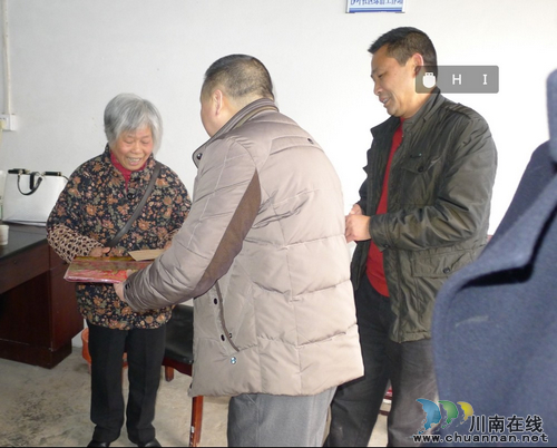 张坝沙坪社区：走访慰问困难群众&nbsp;组织关怀暖人心(图2)