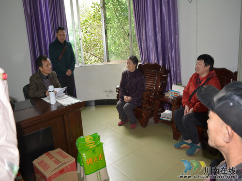 龙马潭区对统一战线困难群众春节送“温暖”(图2) 龙马潭区对统一战线困难群众春节送“温暖”(图2)