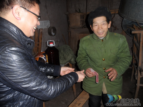 泸县医保局走访慰问“帮扶村”困难党员(图2)