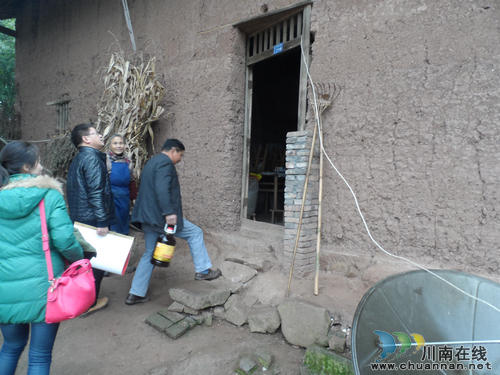 泸县医保局走访慰问“帮扶村”困难党员(图1)