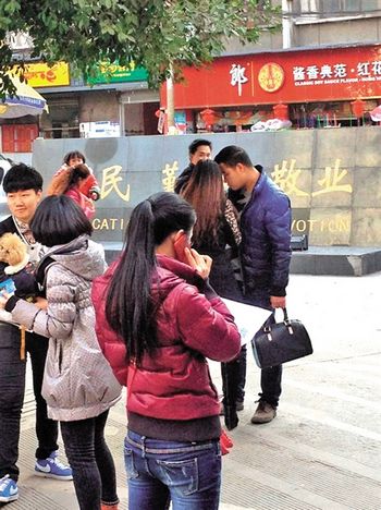 公共场所接打电话&nbsp;请小点声(图1)