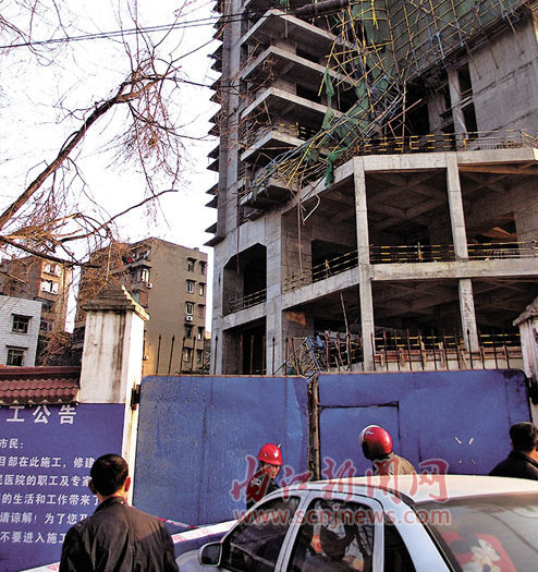 内江市二医院在建工地脚手架垮塌1死2伤(图1)