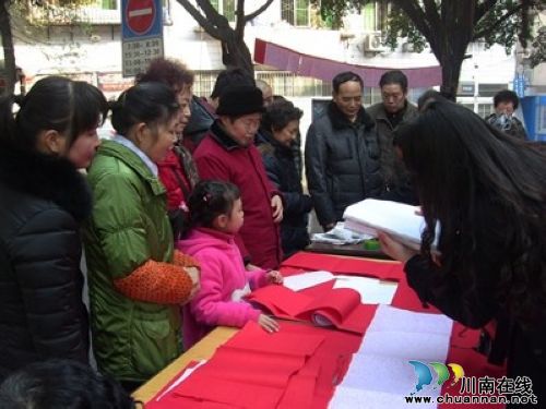 大山坪街道：志愿者写春联送祝福&nbsp;群众幸福过新年(图1)