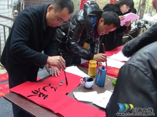 大山坪街道：志愿者写春联送祝福&nbsp;群众幸福过新年(图2)