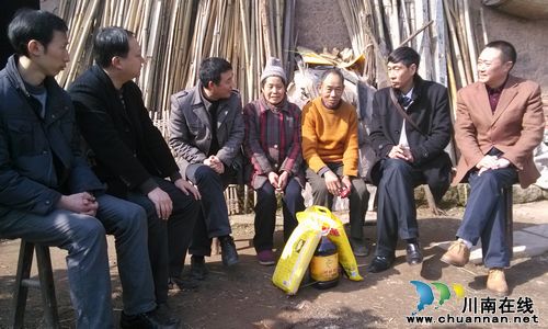 泸县国土资源局到太伏送温暖(图1)