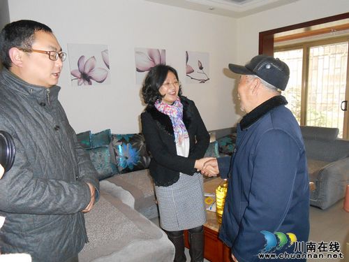 江阳区法院领导深入社区走访慰问困难党员(图1)