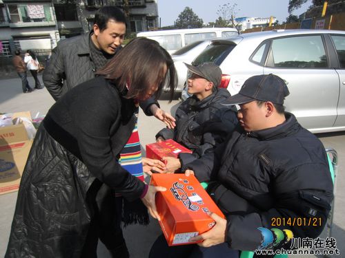 泸州市民政局为孤寡老人送温暖(图1)