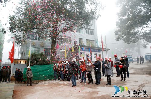 泸医附院门急诊综合大楼主体结构顺利封顶(图2) 泸医附院门急诊综合大楼主体结构顺利封顶(图2)