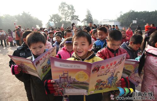 泸州：村小留守娃喜获寒假爱心大礼包（图）(图3)