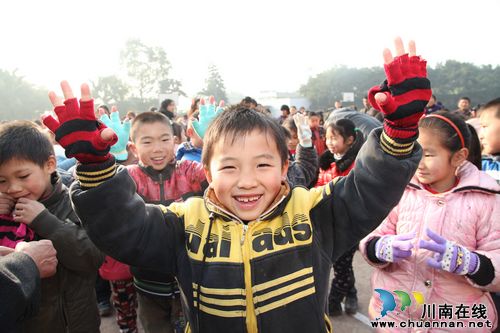 泸州：村小留守娃喜获寒假爱心大礼包（图）(图1)