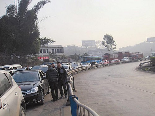 宜宾大雾致高速远端分流&nbsp;内江自贡收费站封闭(图1)