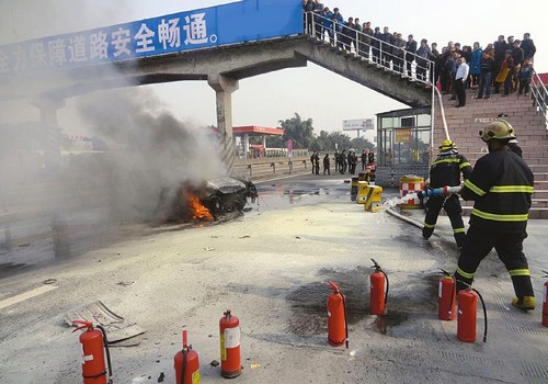 隆昌高速服务区轿车起火&nbsp;车内三人无一逃生(图1)