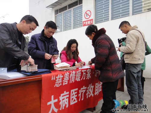 泸州市慈善总会发放20万元暖冬物资 情暖万家(图1) 泸州市慈善总会发放20万元暖冬物资 情暖万家(图1)