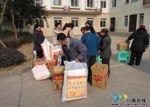 泸州市慈善总会发放20万元暖冬物资 情暖万家(图3) 泸州市慈善总会发放20万元暖冬物资 情暖万家(图3)