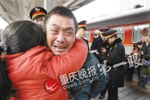 泸州男子无座乘车22小时产生幻觉:有人要杀我(图1) 泸州男子无座乘车22小时产生幻觉:有人要杀我(图1)