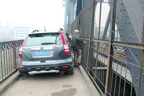 宜宾"奇葩"越野车不走寻常路 被卡铁路桥人行道上(图2) 宜宾"奇葩"越野车不走寻常路 被卡铁路桥人行道上(图2)