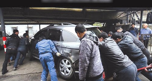 宜宾"奇葩"越野车不走寻常路 被卡铁路桥人行道上(图3) 宜宾"奇葩"越野车不走寻常路 被卡铁路桥人行道上(图3)
