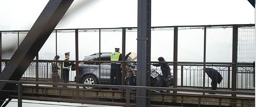 宜宾"奇葩"越野车不走寻常路 被卡铁路桥人行道上(图1) 宜宾"奇葩"越野车不走寻常路 被卡铁路桥人行道上(图1)