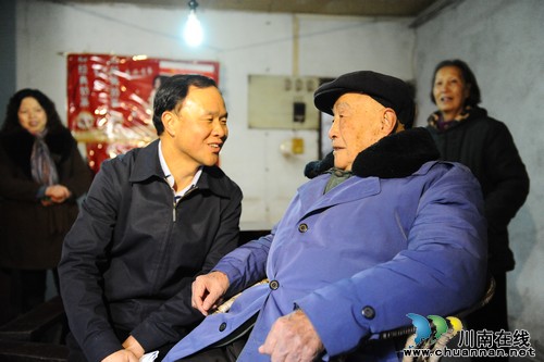 省委组织部副部长雷世界到华阳街道慰问困难党员(图3)