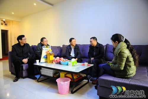 省委组织部副部长雷世界到华阳街道慰问困难党员(图1)