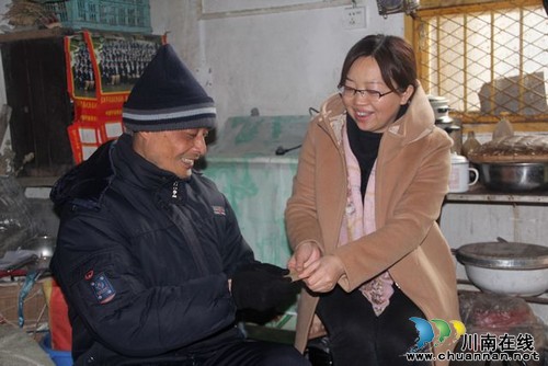 过年了 泸县把温暖和祝福送给困难教职工(图1) 过年了 泸县把温暖和祝福送给困难教职工(图1)