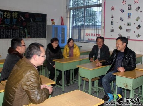 过年了 泸县把温暖和祝福送给困难教职工(图2) 过年了 泸县把温暖和祝福送给困难教职工(图2)