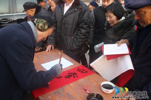 方洞镇:街头春联义务写,干群同庆吉祥年(图2) 方洞镇:街头春联义务写,干群同庆吉祥年(图2)