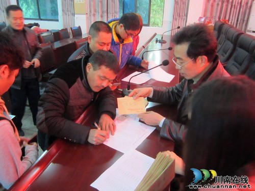 立石镇:开展农民工法律讲堂暨送温暖活动(图2) 立石镇:开展农民工法律讲堂暨送温暖活动(图2)