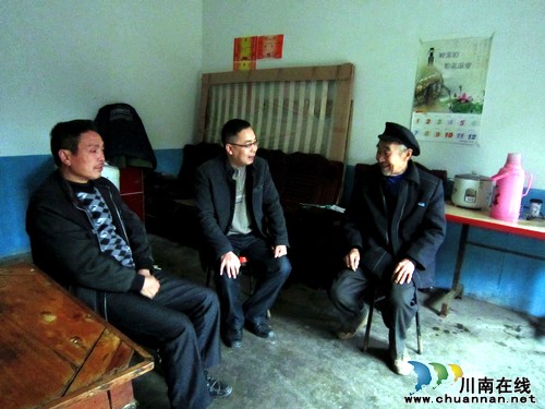 华阳街道:春节送暖暖人心 老党员喜乐笑开颜(图1) 华阳街道:春节送暖暖人心 老党员喜乐笑开颜(图1)