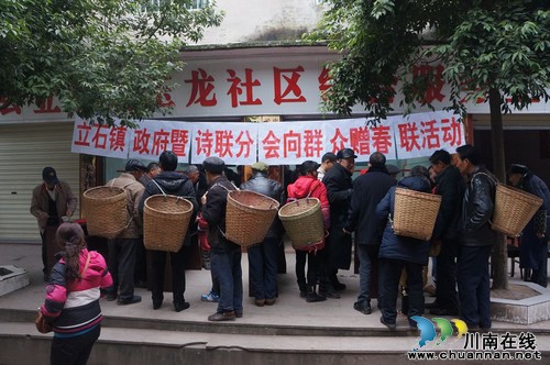 立石镇:义书春联赠群众(图1) 立石镇:义书春联赠群众(图1)