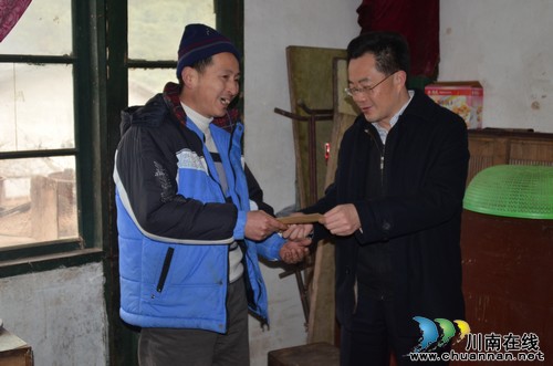 泸州:新春送温暖 刘强市长慰问劳模和困难职工(图1) 泸州:新春送温暖 刘强市长慰问劳模和困难职工(图1)