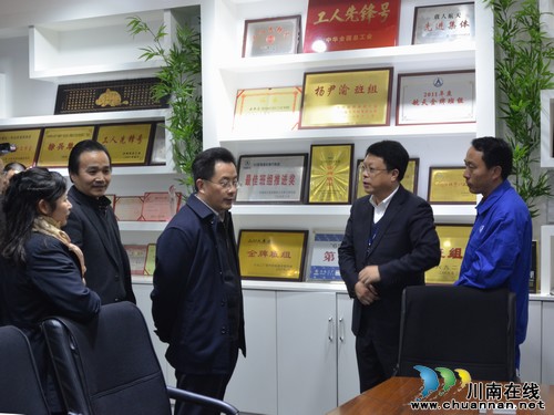 泸州:新春送温暖 刘强市长慰问劳模和困难职工(图2) 泸州:新春送温暖 刘强市长慰问劳模和困难职工(图2)