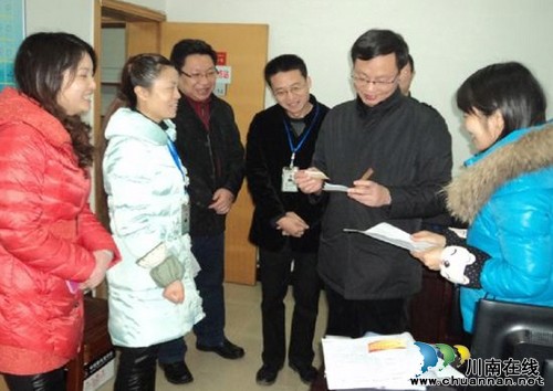 江阳区委组织部长带头深入社区开展党员“双报到”活动(图1) 江阳区委组织部长带头深入社区开展党员“双报到”活动(图1)