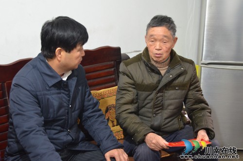 泸州市人大常委会主任陈雁慰问困难职工和劳模(图2) 泸州市人大常委会主任陈雁慰问困难职工和劳模(图2)