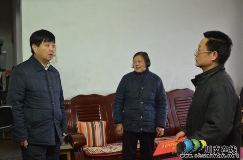 泸州市人大常委会主任陈雁慰问困难职工和劳模(图1) 泸州市人大常委会主任陈雁慰问困难职工和劳模(图1)
