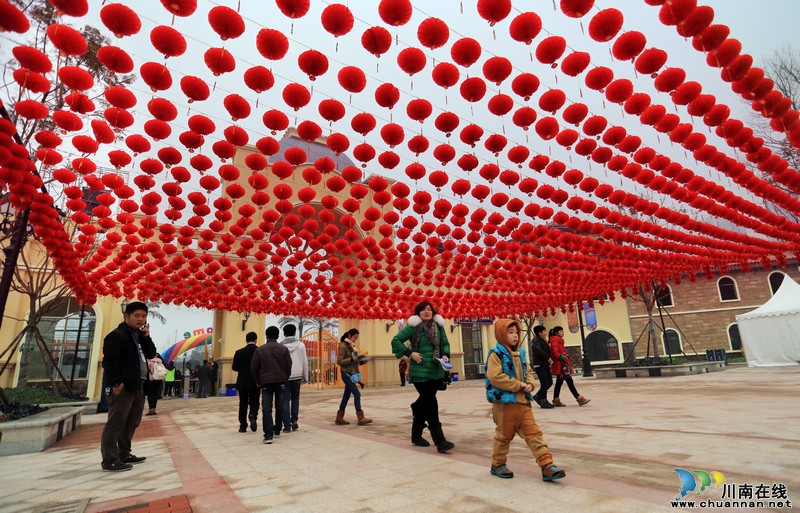 泸州:酒城乐园开门迎新年 大人小孩游玩嗨翻天(图1) 泸州:酒城乐园开门迎新年 大人小孩游玩嗨翻天(图1)