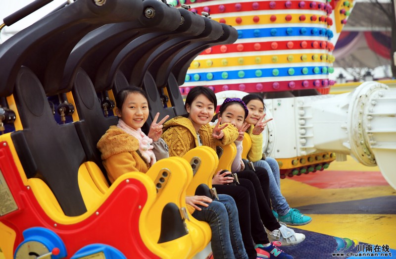泸州:酒城乐园开门迎新年 大人小孩游玩嗨翻天(图12) 泸州:酒城乐园开门迎新年 大人小孩游玩嗨翻天(图12)