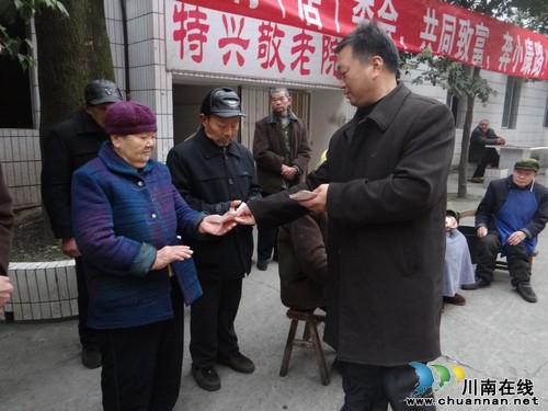 特兴镇：企业家献爱心&nbsp;情暖孤寡老人(图1)