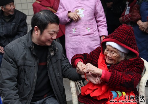 泸州：百岁老人喜过生日(图4)