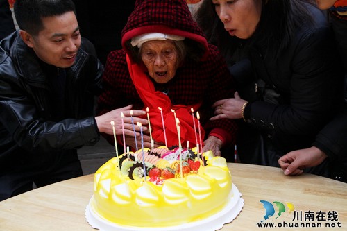 泸州：百岁老人喜过生日(图5)