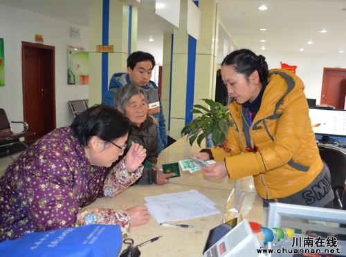 华阳街道：“暖冬行动”行动暖人心(图2)