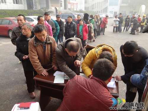 华阳街道：“暖冬行动”行动暖人心(图4)