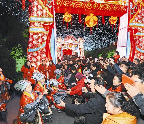 马上过年全省群众欢欢喜喜迎新年（图）(图1)